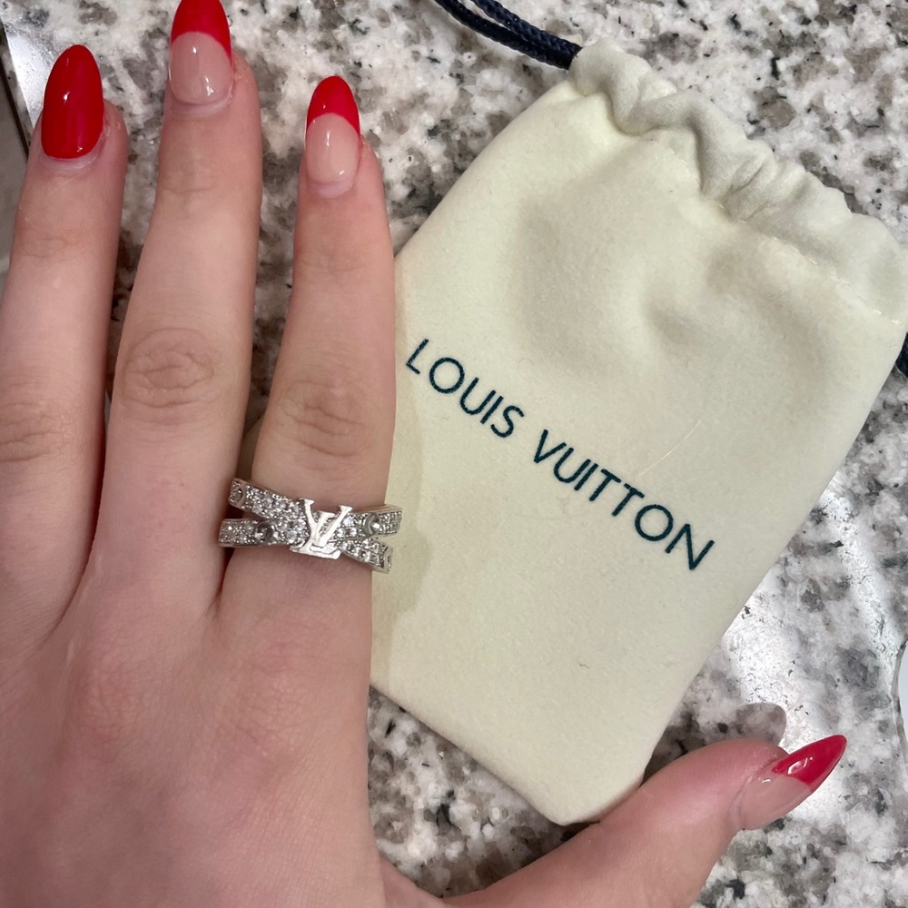 L&V Ring